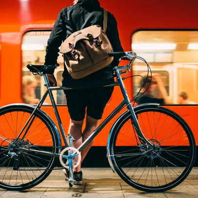 En cyklist på en metroplattform.