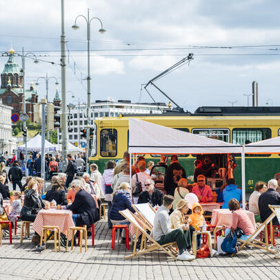 Ihmisiä kauppatorilla