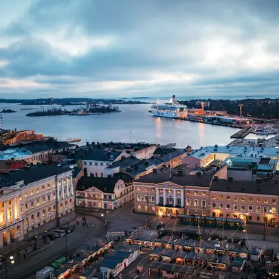 Näkymä öiselle Senaatintorille lintuperspektiivistä.