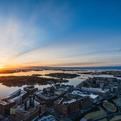 Auringonnousu Kalasataman yllä