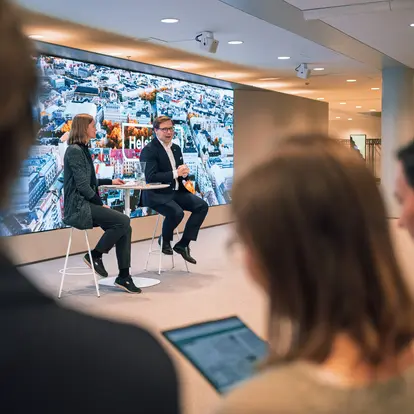 Daniel Sazonov och Lotta Jäättelä på borgmästarens invånarkväll hösten 2026.