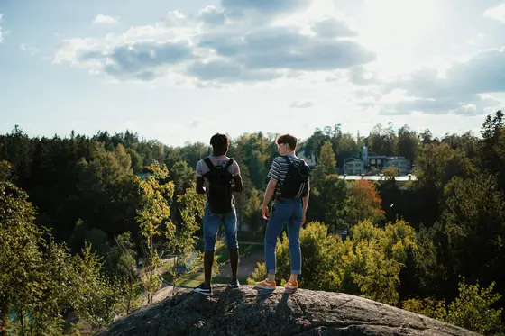 Två personer på en klippa i soligt väder.