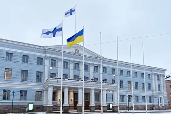 Finlands och Ukrainas flaggor framför Helsingfors stadshus.