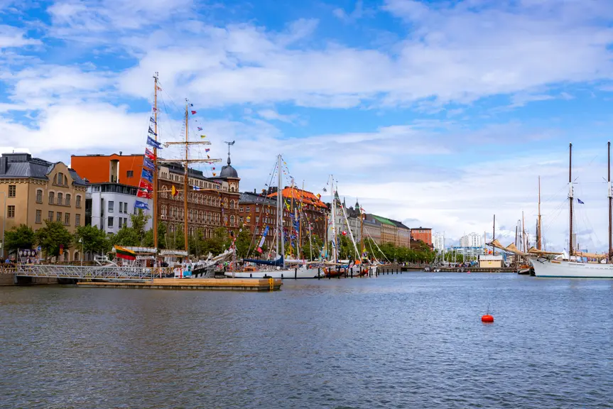 Purjeveneitä tulossa satamaan Tall Ships Racesissä.