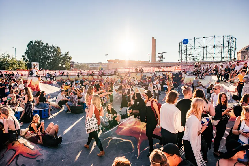 Suuri joukko ihmisiä Flow-festivaalilla auringonpaisteessa.