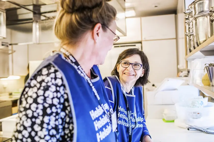 Two Helsinki Help volunteers in a kitchen.