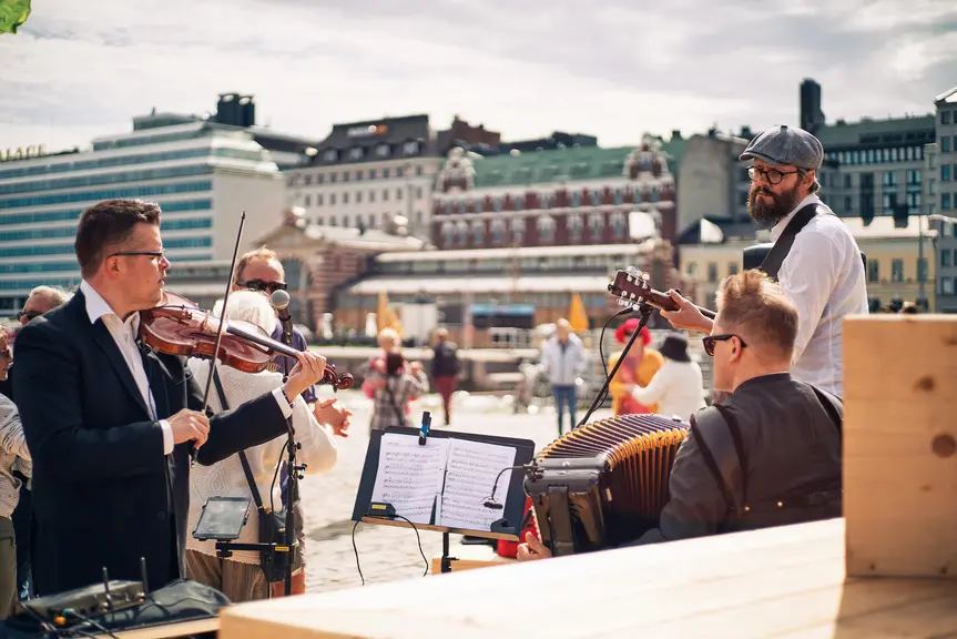 Musiker spelar tillsammans på Salutorget.