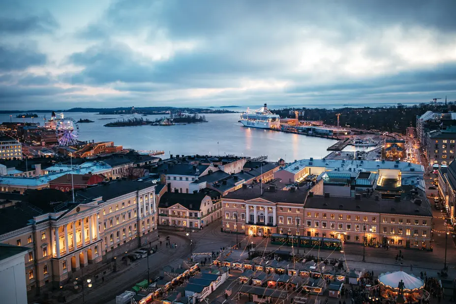 Näkymä öiselle Senaatintorille lintuperspektiivistä.