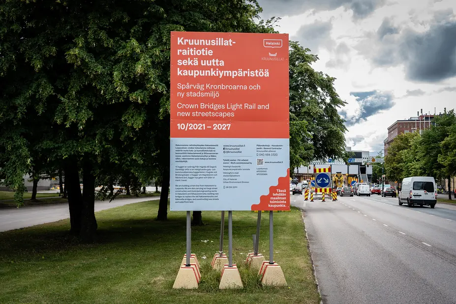 The Crown Bridges’ worksite sign on Sörnäisten rantatie. 