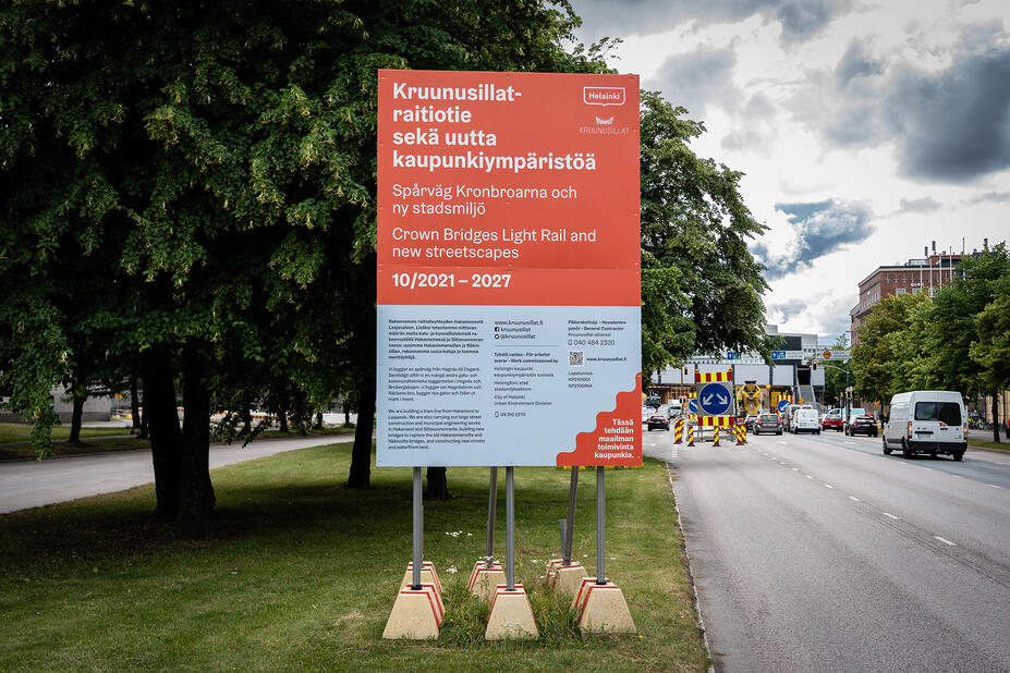 The Crown Bridges’ worksite sign on Sörnäisten rantatie. 