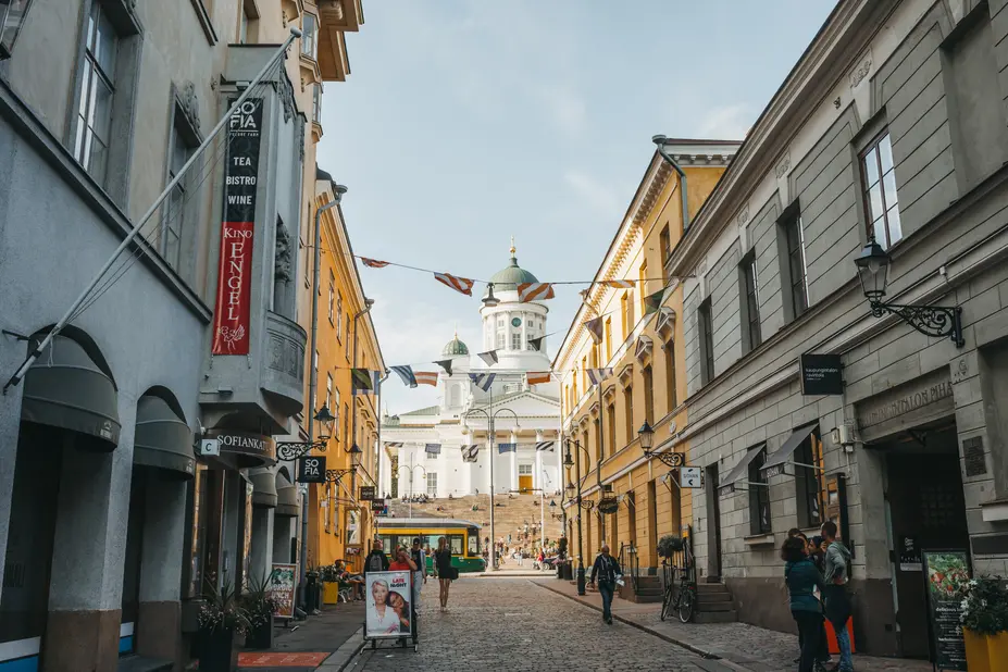 Näkymä Sofiankadulta Helsingin tuomiokirkolle.