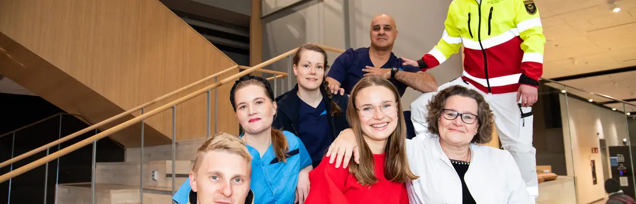 Sosiaali-, terveys- ja pelastustoimen eri alojen ammattilaisia edustavia työntekijöitä.
