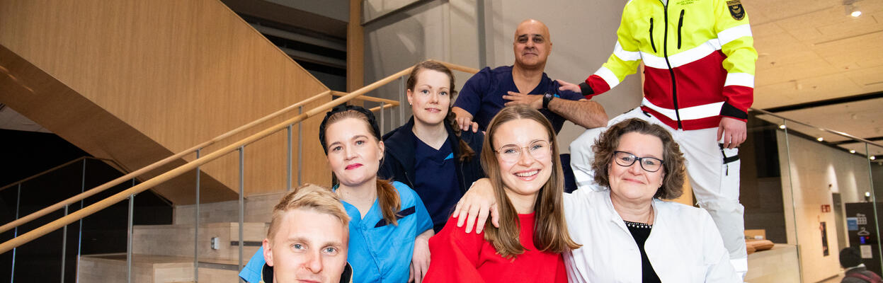 Sosiaali-, terveys- ja pelastustoimen eri alojen ammattilaisia edustavia työntekijöitä.