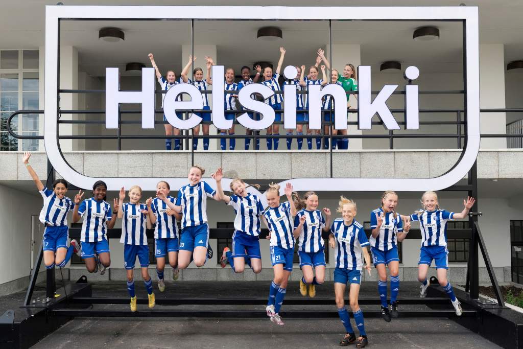 Det finns en stor ljusreklam med Helsingfors inramade logotyp, som kan flyttas till olika platser. Den används till exempel i evenemang.  Bild: Jussi Eskola