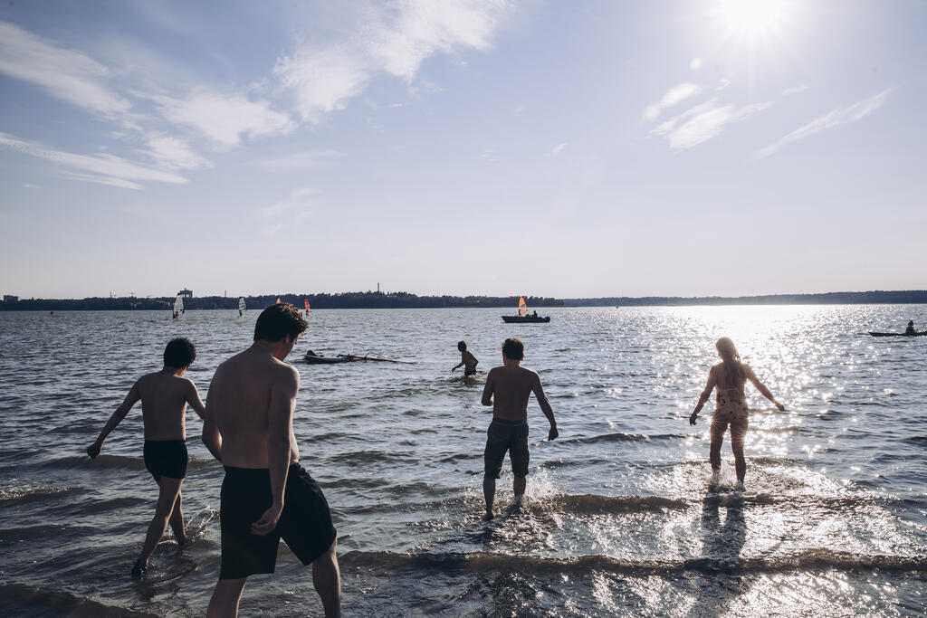 People going to take a dip in Munkkiniemi beach.