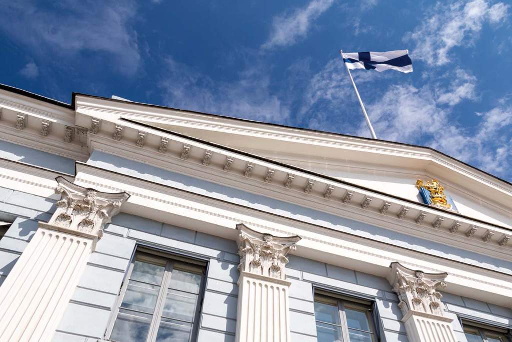 Kaupungintalon arkkitehtuuria kohti Suomen lippua.