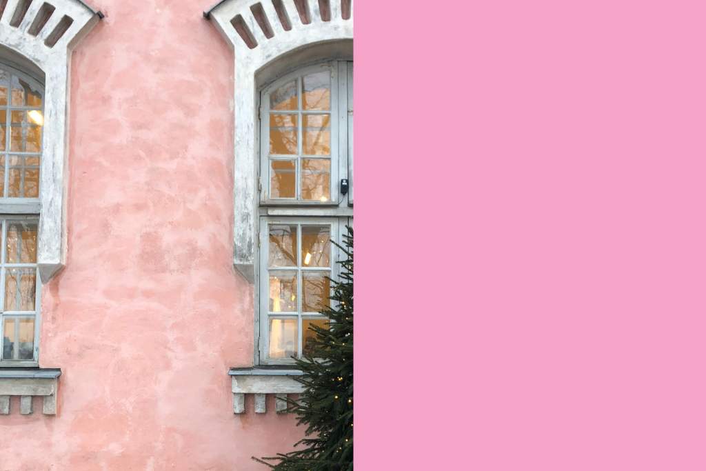 Suomenlinnan vaaleanpunainen sävy näkyy rakennuksen ulkopinnassa