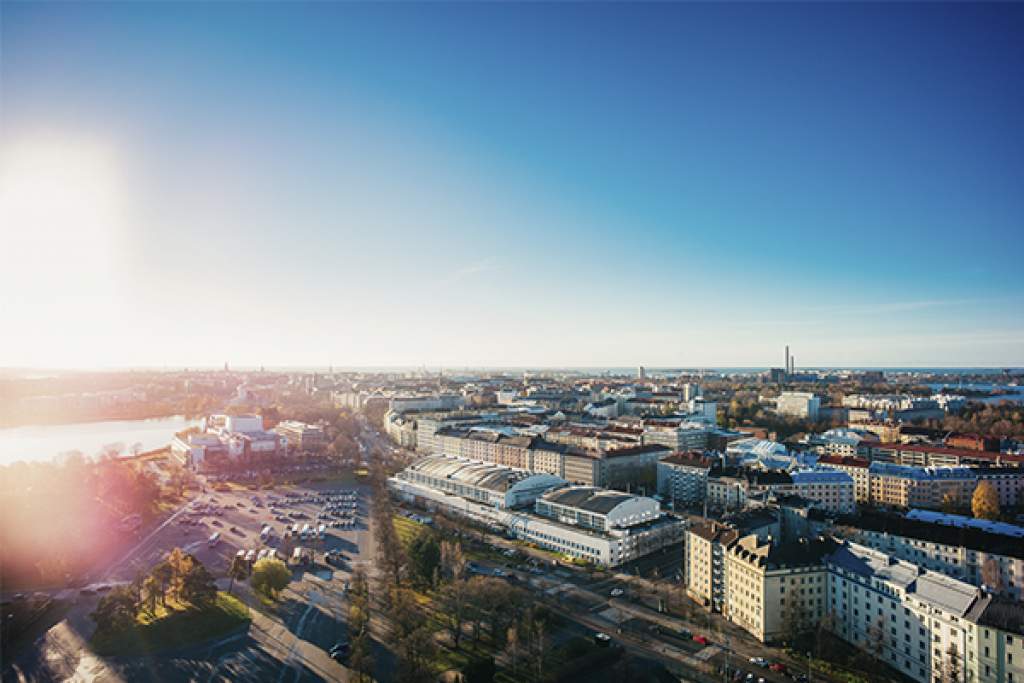 Ilmakuva Helsingistä aurinkoisena päivänä.