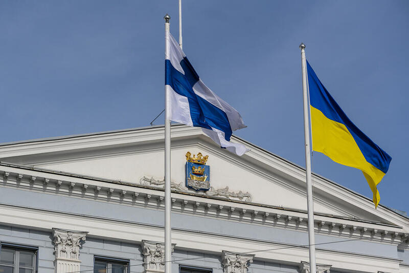 Finlands och Ukrainas flaggor framför Helsingfors stadshus.