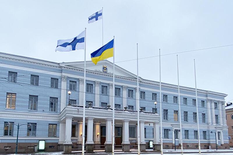 Helsingin kaupungintalon edessä liehuvat Suomen ja Ukrainan lippu