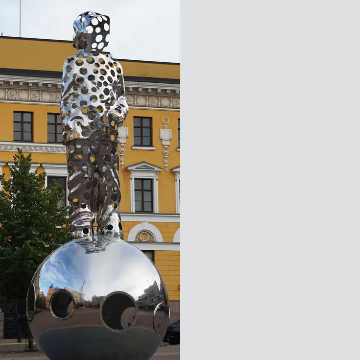 Hopean värinen metallipinta 