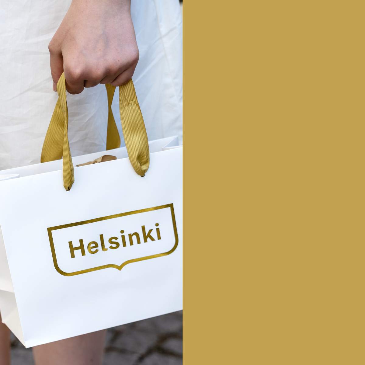 Kultaisella Helsinki tunnuksella varustettu paperikassi