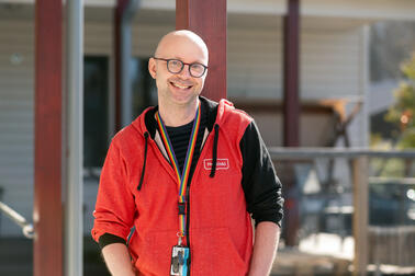 Hans-Petter Hustad kommer ursprungligen från Norge och har också jobbat som assistent inom skolvärlden.