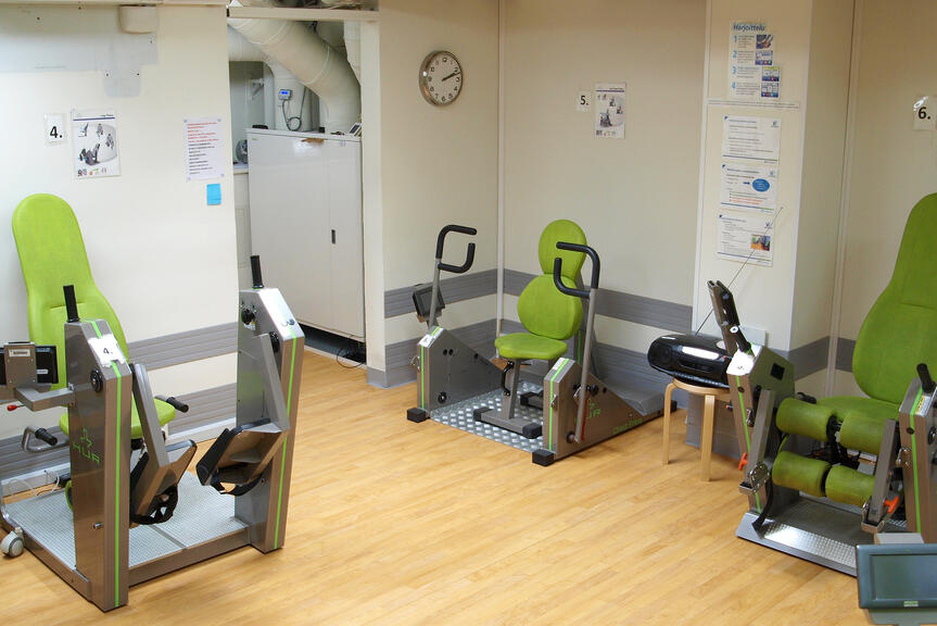 Kuntosalilaitteita.
