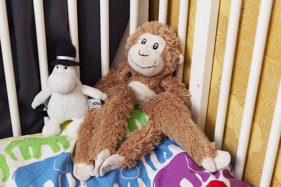 Muumihahmo ja apinapehmo pinnasängyssä.