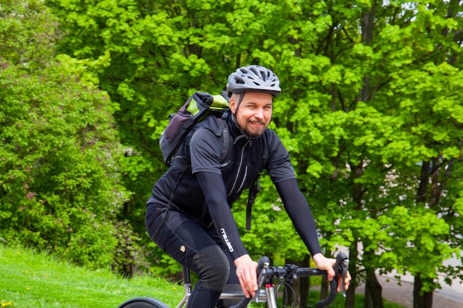 Jonne Sirola cyklar till jobbet.