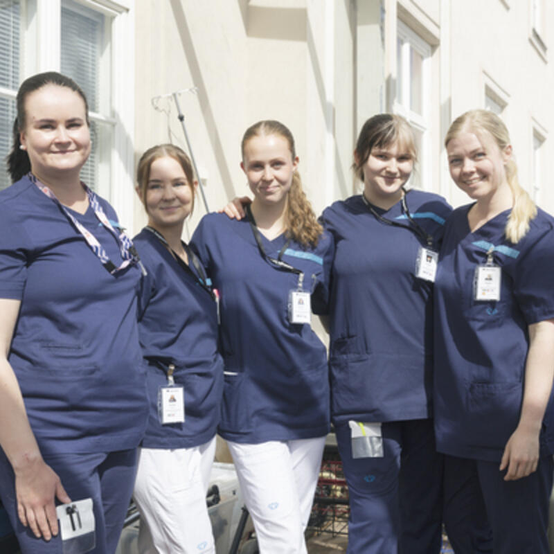 Fem sjukskötarstuderanden framfor Dahls sjukhus.
