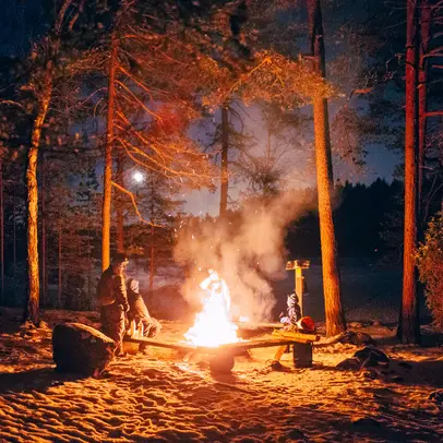 Nuotio nuotiopaikassa luonnonhelmassa pimeällä.