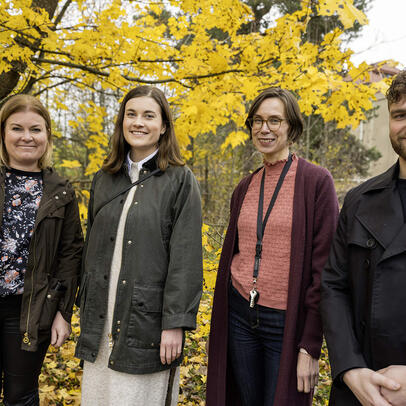 Yhteiskuvassa Auroran sairaalan piha-alueella ylilääkäri Jessica Helppi, erikoistuva lääkäri Laura Tuominen, ylilääkäri Niina Markkula ja opiskelija Verneri Pellinen