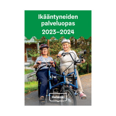 Seniorikeskuksen työntekijä ja asiakas pyörän päällä. 