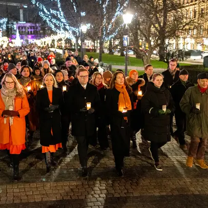 Hiljainen kynttiläkulkue Esplanadin puistossa.