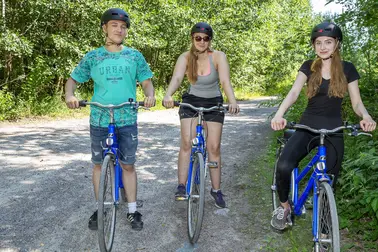 Nuoret pyöräilemässä.