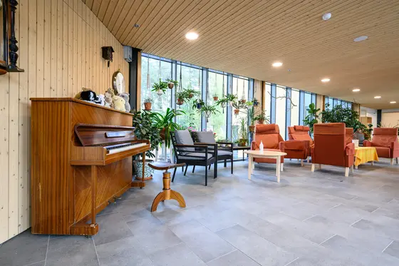 Kontulan Seniorikeskuksen oleskeluaulassa on piano ja pehmoleluja.
