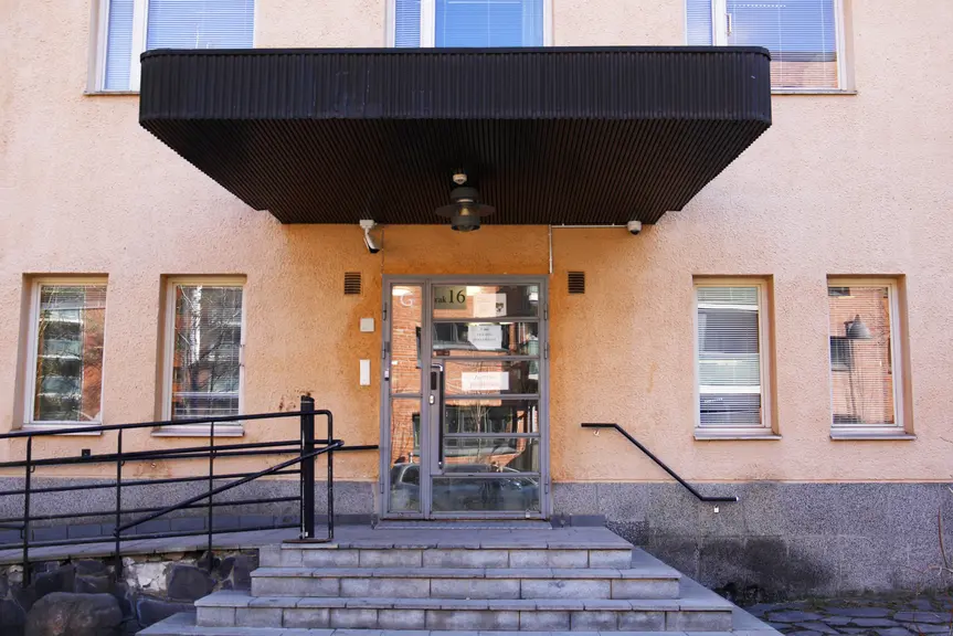 Ovelle johtavat portaat, joiden yllä katos.