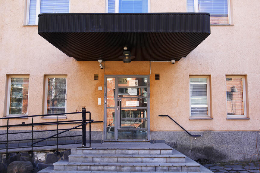 Ovelle johtavat portaat, joiden yllä katos.