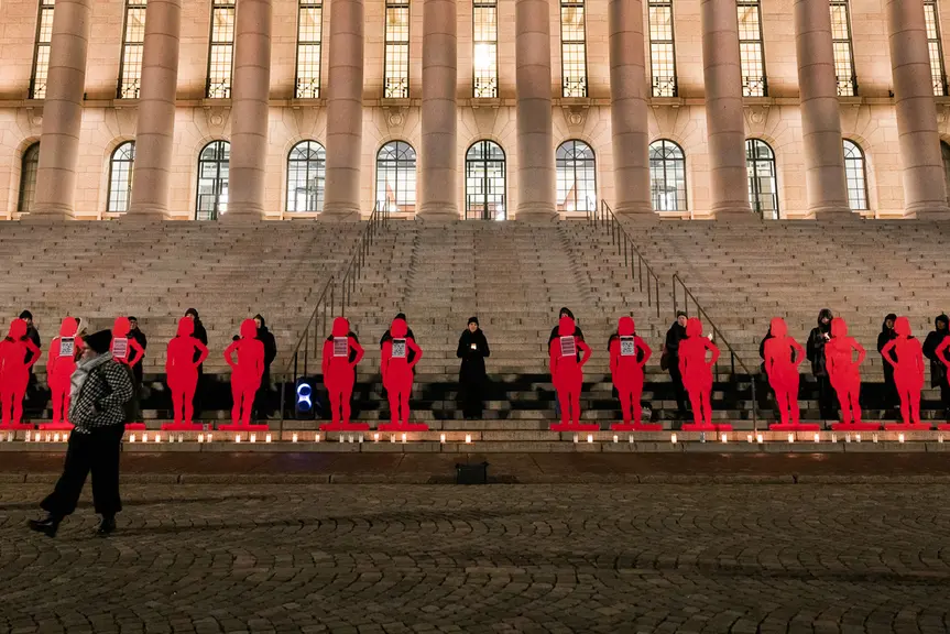 Punaisia naishahmoja portaikossa.