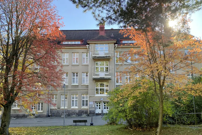 Tyylikäs jugend-talo puiston puiden katveessa.
