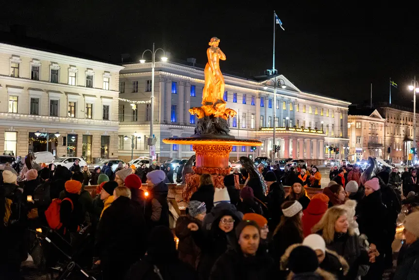 Havis Amanda valaistuna oranssiksi.