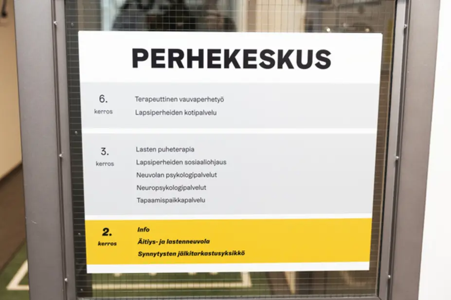 Kampin perhekeskuksen Ruoholahden toimipisteen toisessa kerroksessa on infopiste, äitiys- ja lastenneuvola sekä synnytysten jälkitarkastusyksikkö. Kolmannessa kerroksessa on lasten puheterapia, lapsiperheiden sosiaaliohjaus, neuvolan psykologipalvelut, neuropsykologipalvelut sekä tapaamispaikkapalvelu. Kuudennessa kerroksessa on terapeuttinen vauvaperhetyö sekä lapsiperheiden kotipalvelu.