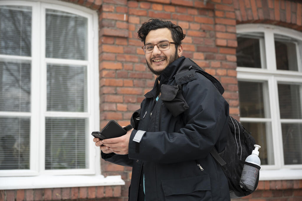 Sjukskötaren Mohammad Bakhshi jobbar i en svenskspråkig enhet inom stadens hemvård.  Bild: Markus Sommers