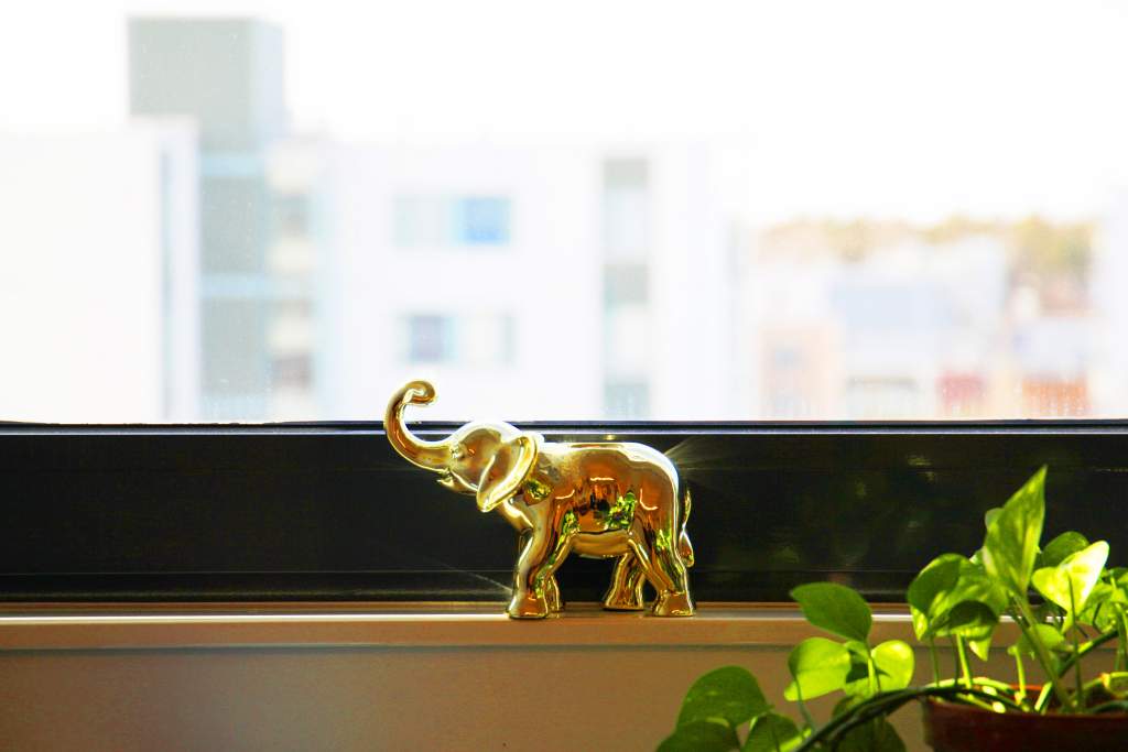 Koriste-elefantti ikkunalaudalla.