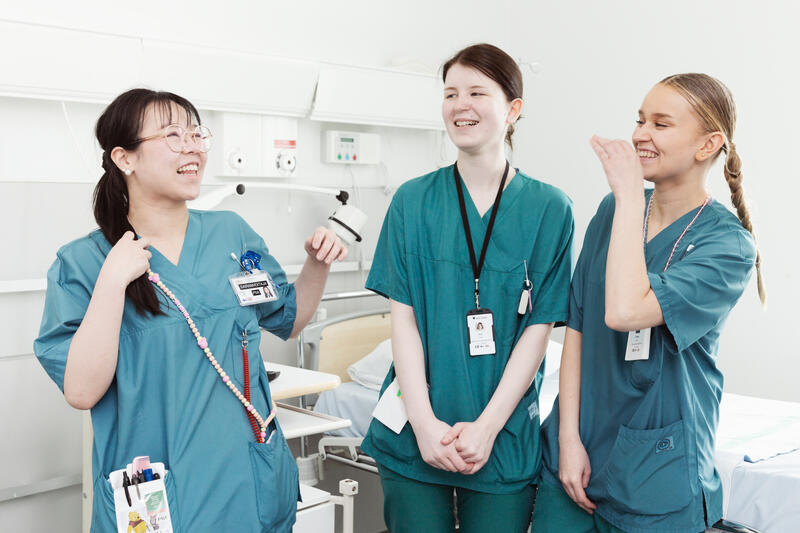 En sjuksköterska och två sjukskötarstuderanden glada i Dals sjukhus.