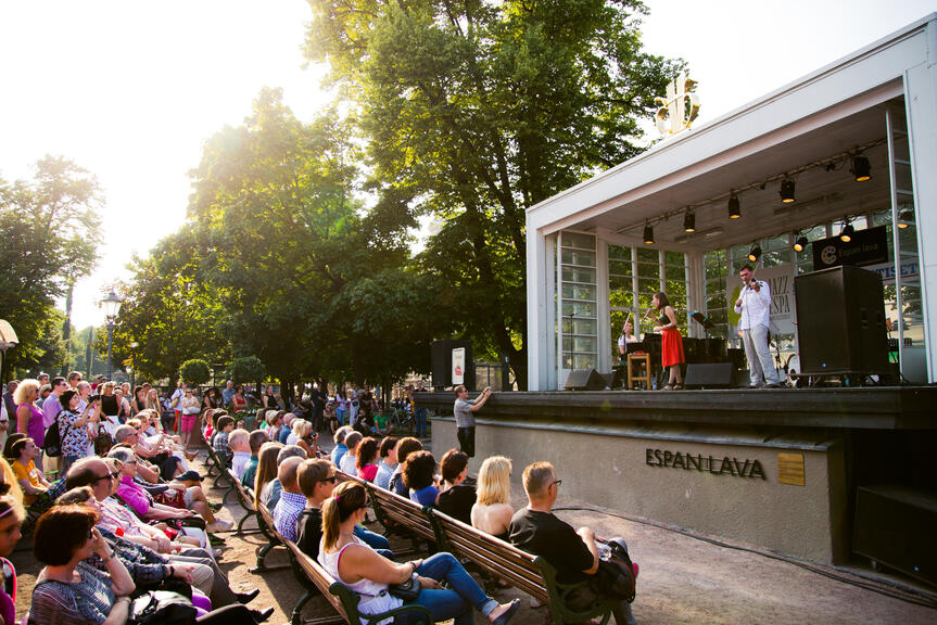 Yleisö kuuntelee jazz-konserttia Espan lavalla.