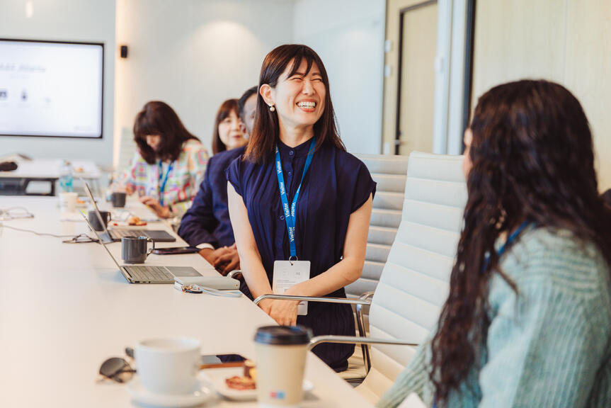 Ihmiset keskustelevat.