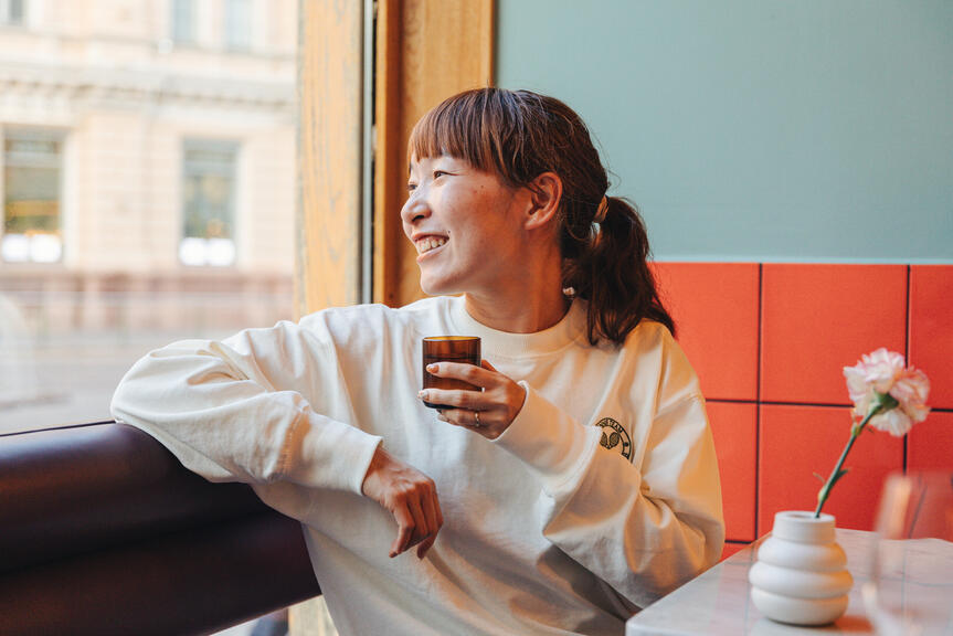 Nainen ravintolassa.