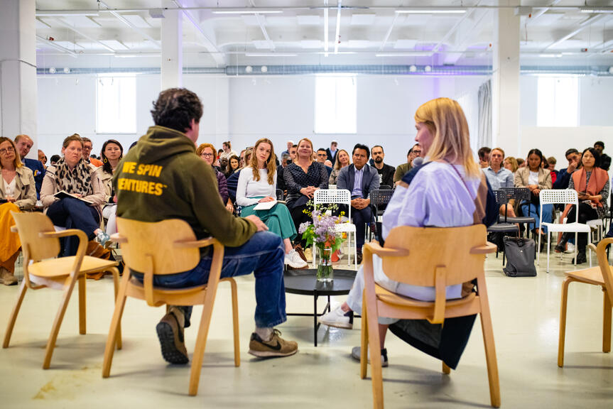 Ihmisiä tapahtumassa.